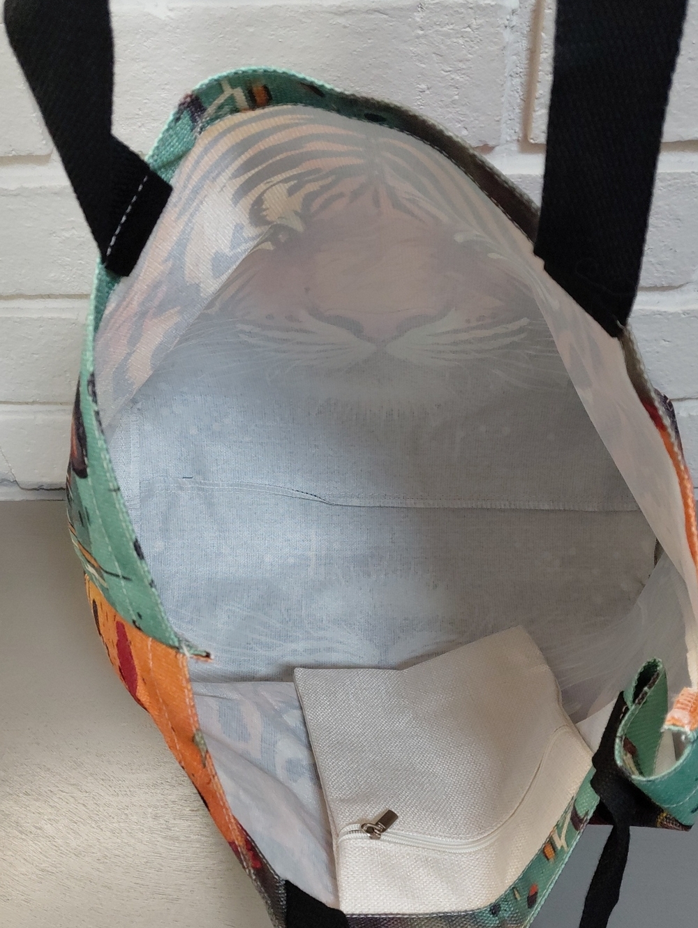 Vibrant Tiger Print Large Tote Bag. NWOT - Picture 3 of 4